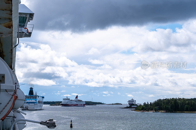 在马里厄姆港，由Silja Line运营的MV Galaxy经过由Viking Line运营的MV Amorella。